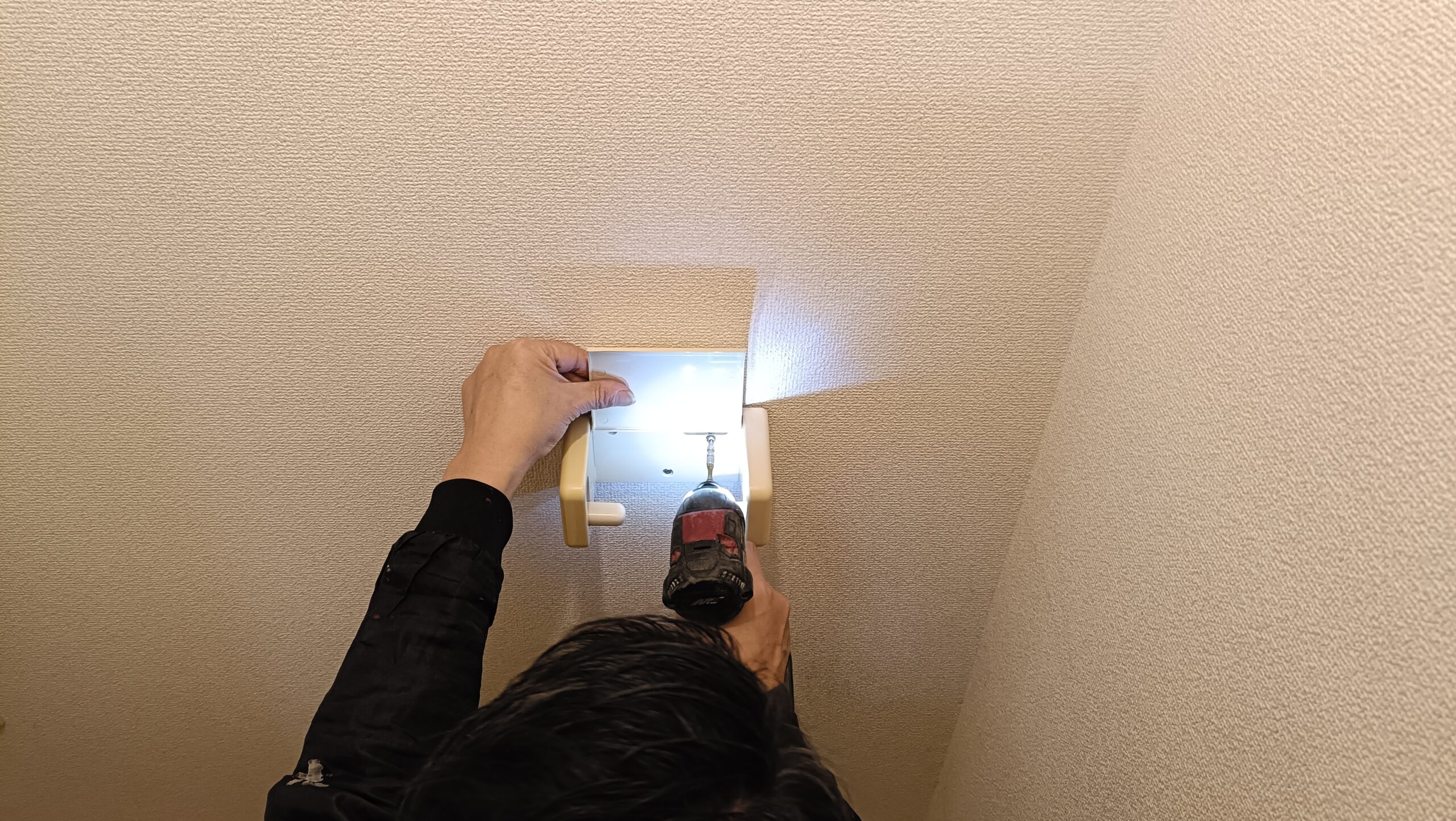 緊急対応！排水管洗浄中に“まさかのご依頼”でトイレットペーパーホルダーを固定してきました！