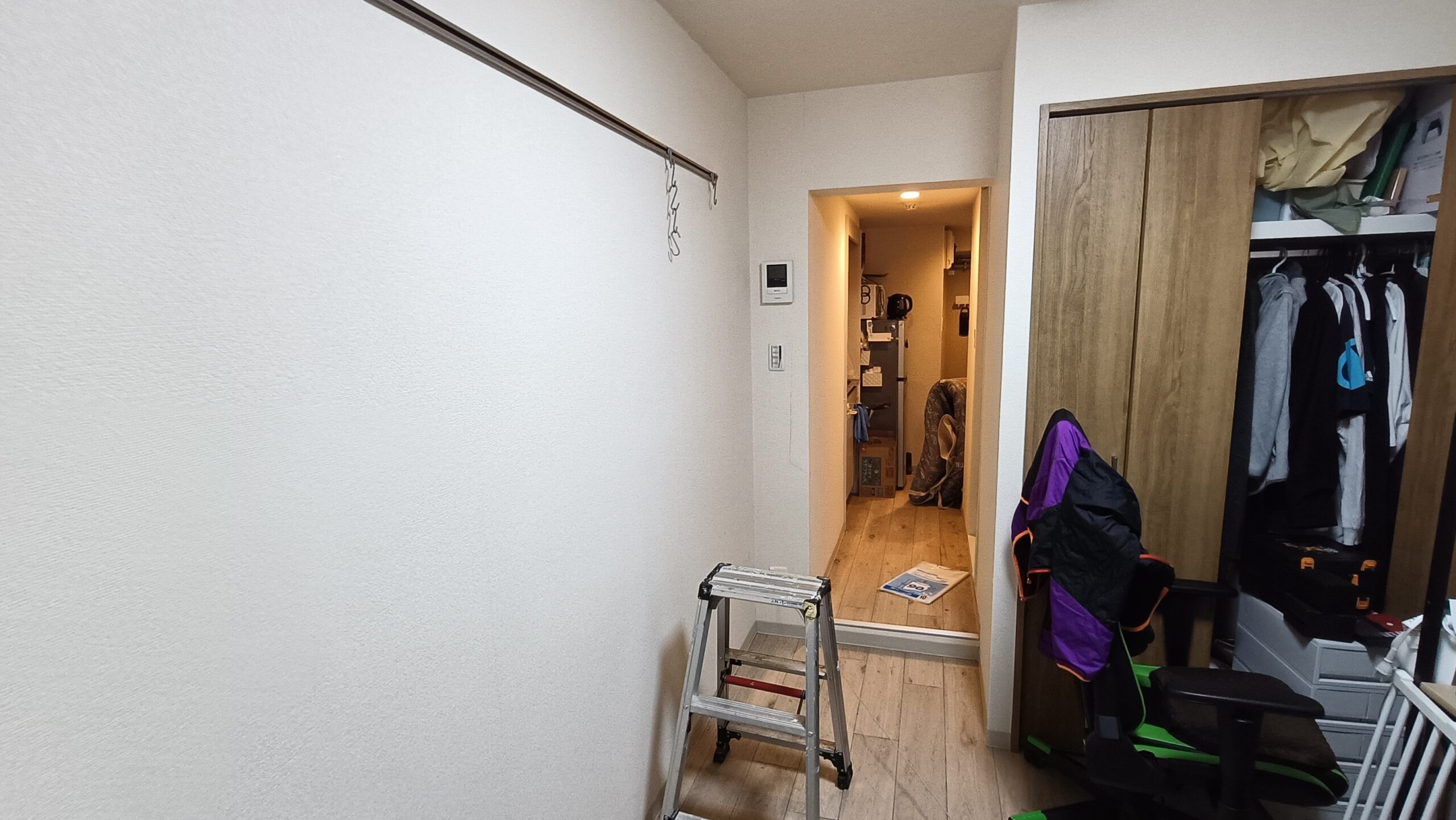 川崎市で漏水によるフロアタイル・クロス張替え工事が始まりました！