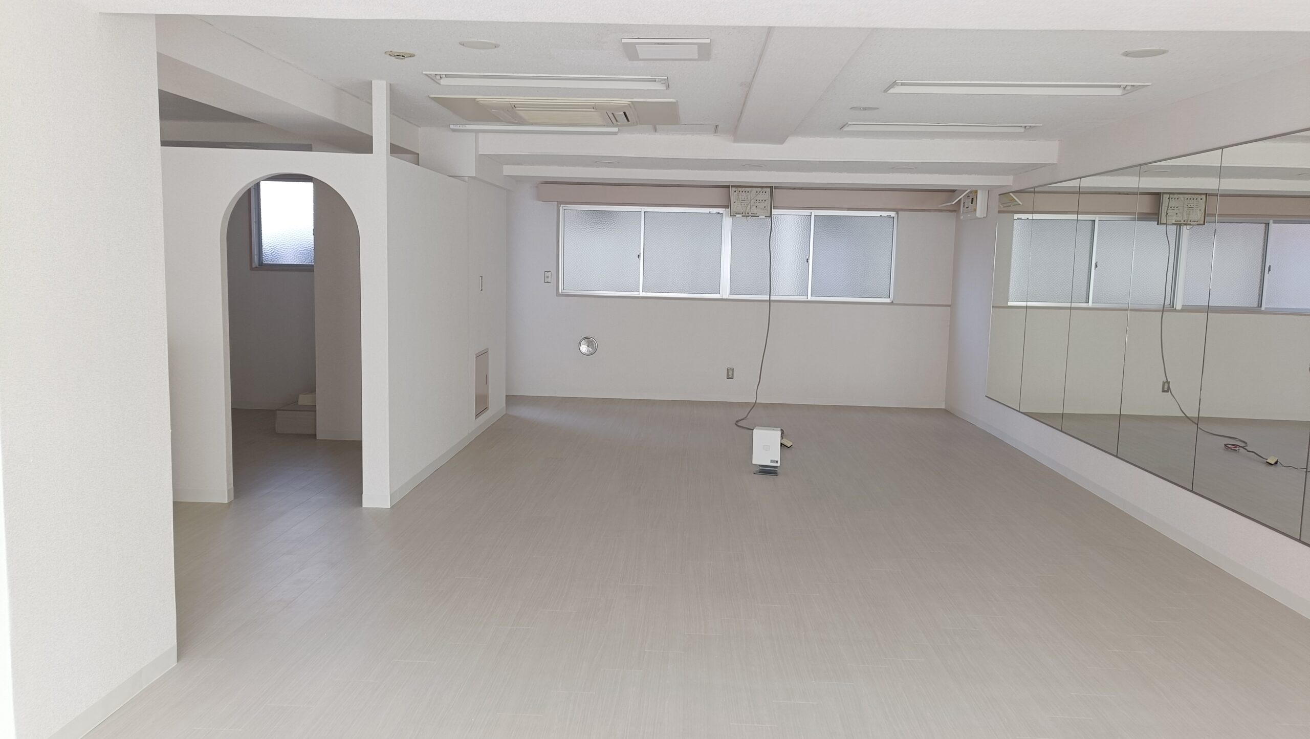 【神奈川某所】美容系店舗リフォーム施工事例｜清潔感あふれる白基調の空間へ